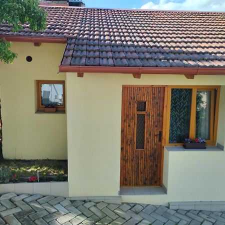 Male Utulne Studio S Koupelnou A Kuchynkou Svinarov Buitenkant foto