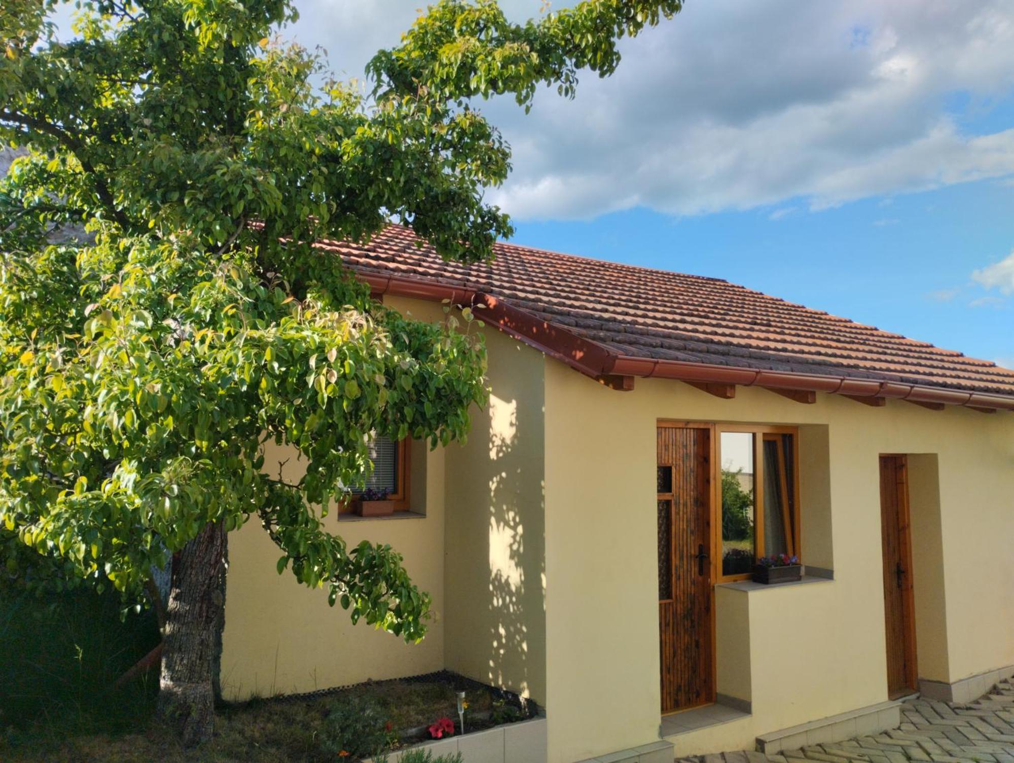 Male Utulne Studio S Koupelnou A Kuchynkou Svinarov Buitenkant foto